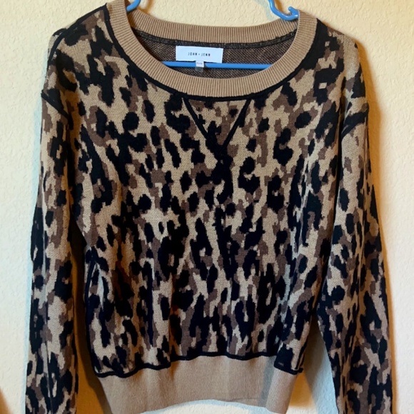 John + Jenn! Animal print Crew Beck Sweater. - Picture 2 of 5